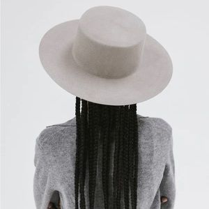 Gigi Pip Dahlia Boater - Light Gray